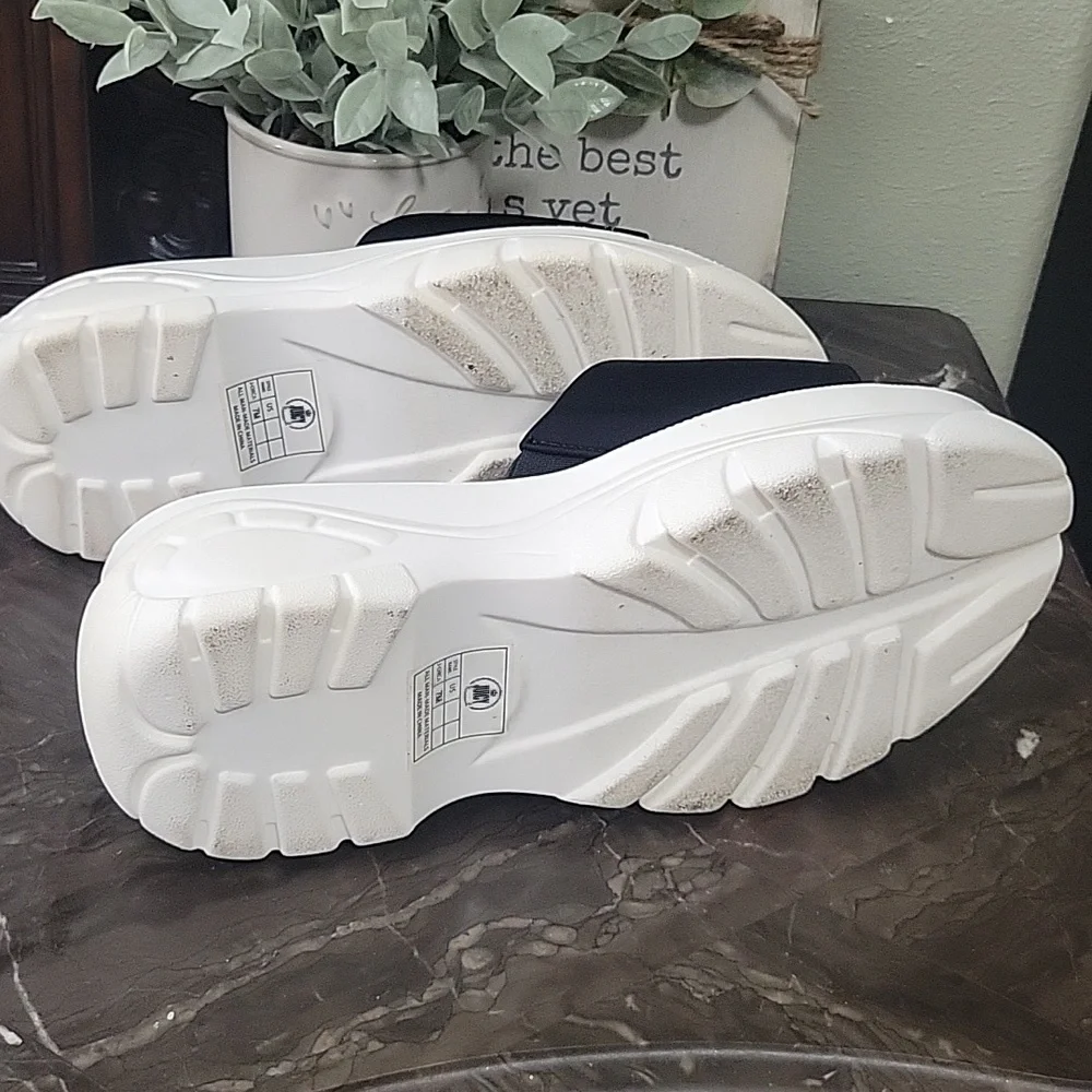 Juicy Couture Black and White Logo Slides - Picture 4 of 7
